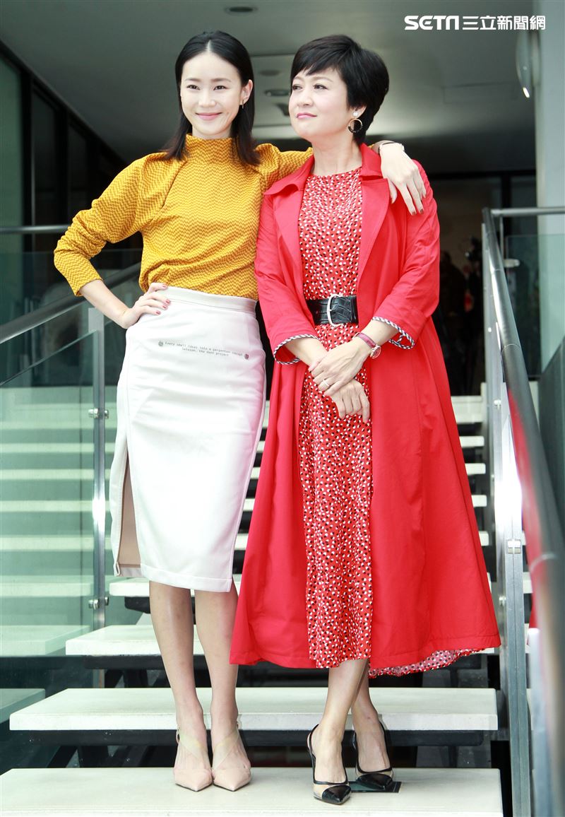 鍾瑶、崔佩儀在「跟鯊魚接吻」飾演母女。（記者邱榮吉/攝影）