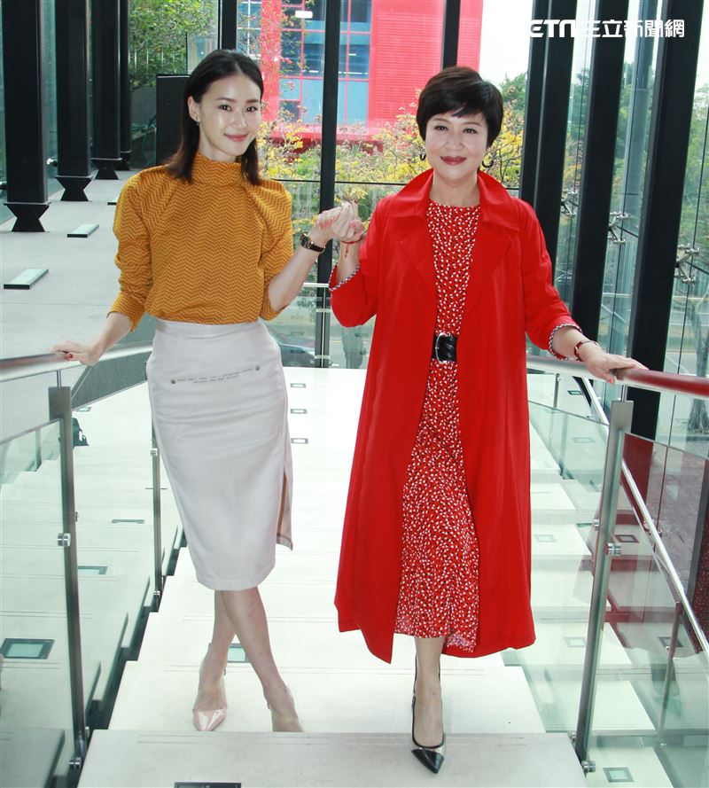 鍾瑶、崔佩儀在「跟鯊魚接吻」飾演母女。（記者邱榮吉/攝影）