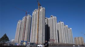 疫情衝擊房市  中國第一季GDP成長恐僅4%武漢肺炎疫情爆發後，許多建案延後銷售、投資者卻步，工地也不確定能否如期復工。圖為中國山西太原一棟興建中的樓盤。（中新社提供）中央社  109年2月7日