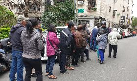 買口罩人潮未減　新北民眾排長龍