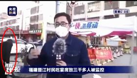 受訪談疫情　副鎮長狂咳後扯下口罩吐痰！記者傻眼：直播耶。（圖／翻攝自微博）