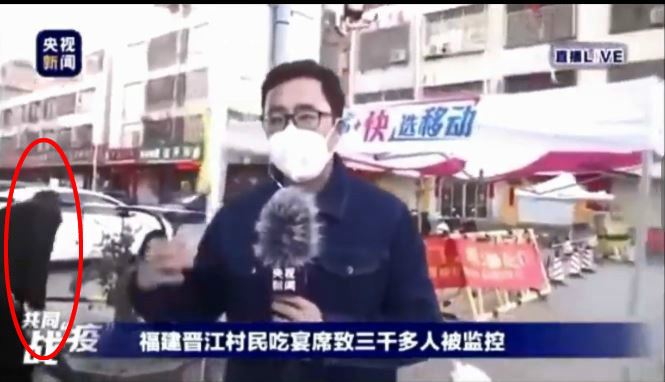 副鎮長受訪狂咳吐痰　記者：直播耶