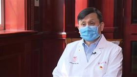 上海復旦大學附屬華山醫院感染科主任張文宏直言，居家隔離是一種悶死病毒的方法，引起許多網友撻伐。（圖／翻攝自網路）