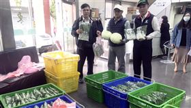 延後開學營養午餐蔬菜滯銷　竹東農會助販售因應中國武漢肺炎疫情，高中職以下學校延後開學，造成新竹縣約有14至20公噸採收後蔬菜無法供應營養午餐，需另找銷路，竹東地區農會本部7日提供1樓暫時作為有機蔬菜販售點。中央社記者郭宣(文三)攝　109年2月7日