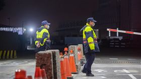 武漢台商專機返台　警察嚴陣以待受到中國武漢肺炎疫情影響，部分滯留武漢台商3日晚間搭乘專機返台，預計深夜11時50分左右抵達桃園機場，門口警察配戴口罩嚴陣以待。中央社記者林俊耀攝　109年2月3日