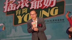 農村高齡者成果展　陳添壽致詞農委會14日在花博公園舉辦「搖滾爺奶 有夠young」農村高齡者輔導成果展，農委會副主委陳添壽（圖）致詞表示，農委會長期便結合各地農會推動社區關照、行動共餐等工作，盼能重現農村活力。中央社記者吳家昇攝　108年4月14日