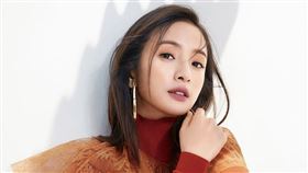 ▲林依晨「成為值得被愛的人之前，請先好好愛自己」。（圖／《ELLE》國際中文版雜誌提供）

如蒙刊登照片，請務必註明轉載自「《ELLE》國際中文版雜誌」，謝謝！