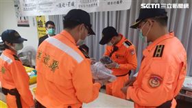 海巡署第八岸巡隊查獲旅客超帶838片口罩（翻攝畫面）