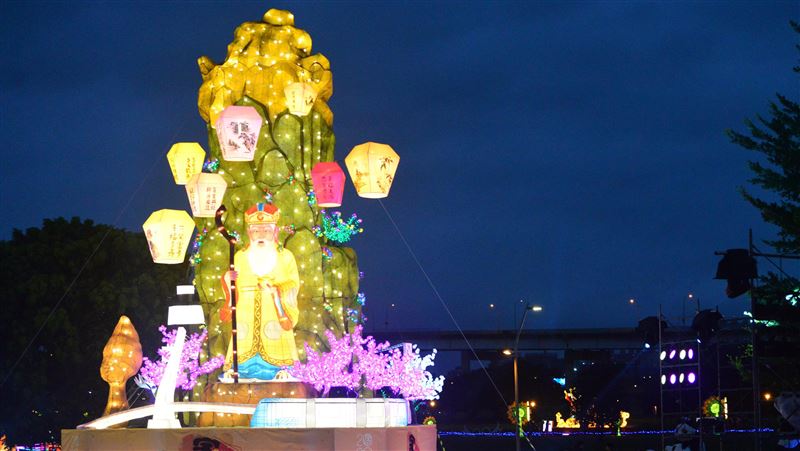 新北燈會開幕　市府籲美食街戴口罩