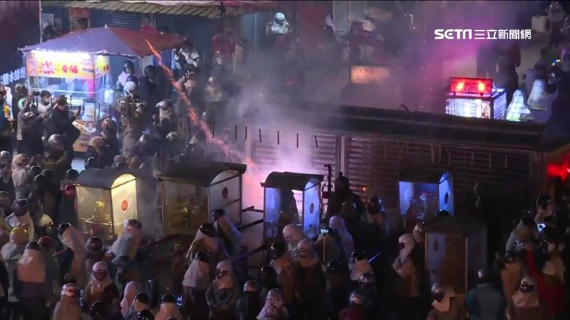 台南麻豆、官田、鹽水的特有什麼？眾人提出文旦、渡假村、蜂炮（如圖）等。（示意圖／資料照）