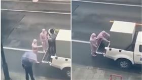 夫妻當街「被裝箱」！女淒厲慘叫畫面曝光　網驚：慘無人道（圖／翻攝自大紀元新聞網YouTube）