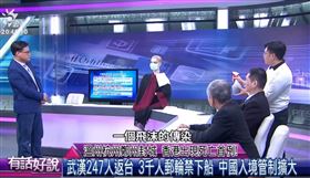 翁銘佑醫師用墨水噴霧模擬飛沫傳染，向大家說明比搶口罩更重要的事。（圖／公視授權）