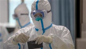 武漢肺炎確診面臨挑戰：北京患者3度檢測呈陰性中國北京市中日醫院近日出現一名3次新型冠狀病毒核酸檢測均為陰性，最後透過肺泡灌洗檢測才確診罹患武漢肺炎的患者。圖為武漢市疾控中心檢測組工作人員4日進行病毒檢測。（中新社提供）中央社　109年2月8日