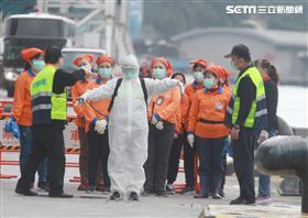 寶瓶星號抵達基隆港，檢疫人員穿上防護衣、戴上護目鏡、口罩，全副武裝，準備登船檢疫。（圖／記者邱榮吉攝影）
