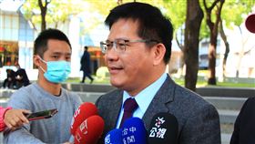 武漢肺炎衝擊旅遊　林佳龍：短中長期措施因應武漢肺炎疫情衝擊觀光旅宿、交通運輸等相關產業，交通部長林佳龍（右）8日表示，有短中長期因應措施協助業者，希望重新提升台灣觀光環境。中央社記者蘇木春攝　109年2月8日