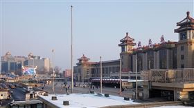 元宵已屆疫情未緩　北京火車站返城人員稀少按中國傳統春節作息，元宵節前是外地民工返城準備開工高峰，但7日下午的北京站廣場，旅客稀少一片空蕩。中央社記者林克倫北京攝　109年2月8日