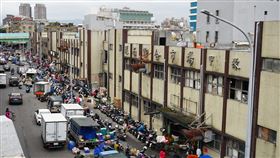 台北環南市場將改建（1）據台北市市場處資料顯示，位在西藏路、環河南路的環南市場在民國55年至63年間，攤商曾遷往附近水門外集中安置，直到67年2月才搬至現址，並興建4棟大樓供攤商使用。中央社記者劉建邦攝　109年2月8日