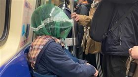 武漢肺炎,防疫,捷運,台北,安全帽,口罩(圖/爆廢公社】●