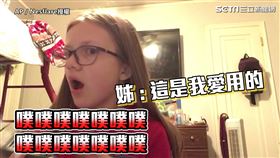 ▲姊姊影片拍一半突然被弟弟的連環屁聲打斷嚇到張開大嘴。（圖／AP／Newsflare授權）