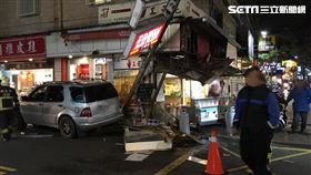 新北市毛姓男子酒駕撞進豆花攤（翻攝畫面）