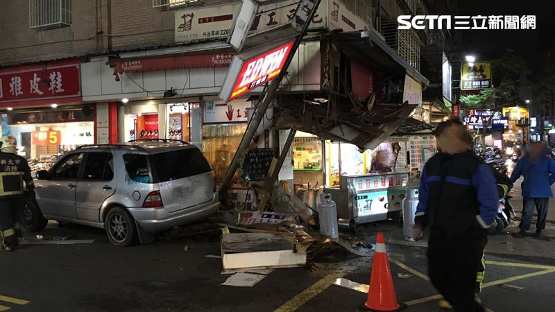 他酒駕撞進豆花攤　引發大火民眾走避