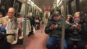 武漢肺炎蔓延  華府民眾少見戴口罩出門武漢肺炎疫情蔓延全球，不過多數美國民眾仍照常過生活，華府地鐵裡也沒有看到戴著口罩出門的民眾。中央社記者江今葉華盛頓攝 109年2月9日