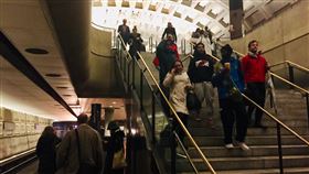 武漢肺炎疫情蔓延 華府民眾淡定過生活雖然傳出有美國公民死於武漢肺炎，但多數華府民眾的生活並未受到疫情影響，不論是地鐵、購物中心或旅遊景點，極少看到戴著口罩的民眾。中央社記者江今葉華盛頓攝 109年2月9日