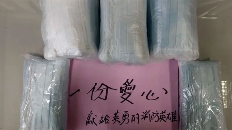 口罩男送上神秘禮物　留字條暖哭眾人
