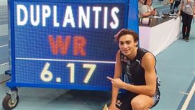 ▲代表瑞典的Armand Duplantis打破室內撐竿跳高世界紀錄。（圖／取自推特）