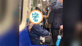 台北女自製「防毒頭盔」全城趴趴走　超狂搭捷運、吃麥當勞！路人看呆（圖／翻攝自爆廢公社）