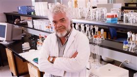 微生物學家普拉瑪（Frank Plummer）,武漢肺炎肆虐病毒權威竟猝死 印度媒體拋陰謀論（圖／翻攝自曼尼托巴大學網頁）
https://news.umanitoba.ca/frank-plummer-honoured-with-flavelle-medal/
