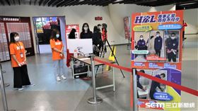 HBL場館出入口人員都必須量體溫並消毒。（圖／記者劉家維攝影）