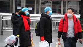 上海火車站現返工人潮  乘客全副武裝為預防遭傳染武漢肺炎，近期乘火車返工的民眾紛紛戴上各式防護用具。圖攝於8日上海火車站外。中央社記者沈朋達上海攝  108年2月9日