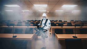 國軍化學兵著C等級防護服進行消毒國軍化學兵扮演此次武漢肺炎防疫要角，圖為穿著C等級防護服的化學兵正執行消毒。（軍聞社提供）中央社記者游凱翔傳真 109年2月9日