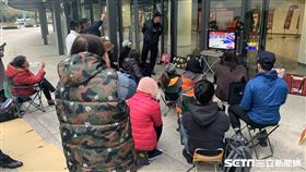 進不了場的泰山高中家長自行在球場外架設螢幕直播。（圖／記者劉家維攝影）