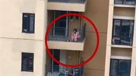 女子在陽台敲鑼求救（圖／翻攝自微博）