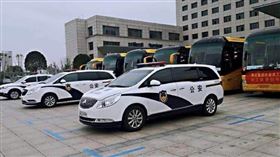 「橫店影視城」返鄉包車由公安負責押車。（圖／翻攝自橫店影視城微博）