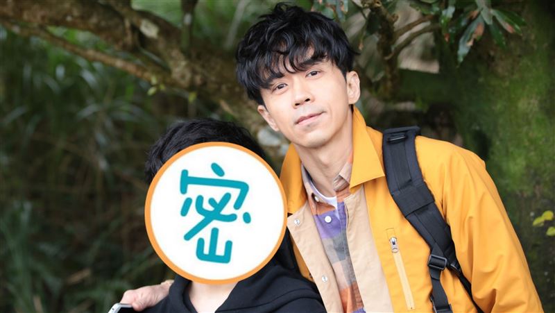 光良私生子曝光？偕小35歲嫩男遊街