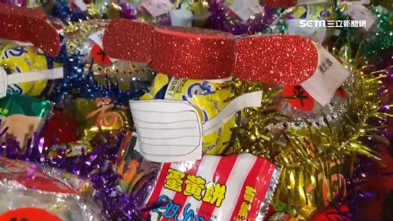 慶元宵防疫　廟方讓「祈福龜」戴口罩