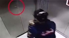 男電梯吐痰「鄰居嚇到報警」…家屬：他15歲，想毀了他嗎（圖／翻攝自微博）