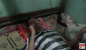 越男,墓地,石膏,遺體,雕像。(圖/翻攝自
Cuộc Sống Miền Trung youtube)
