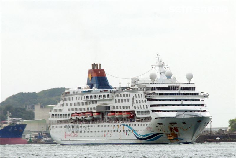 麗星郵輪「寶瓶星號」返抵基隆港。（記者邱榮吉/基隆拍攝）