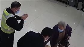 老人警局放下1.7萬離開！盼早日研發藥物…警狂追還錢（圖／翻攝自微博）