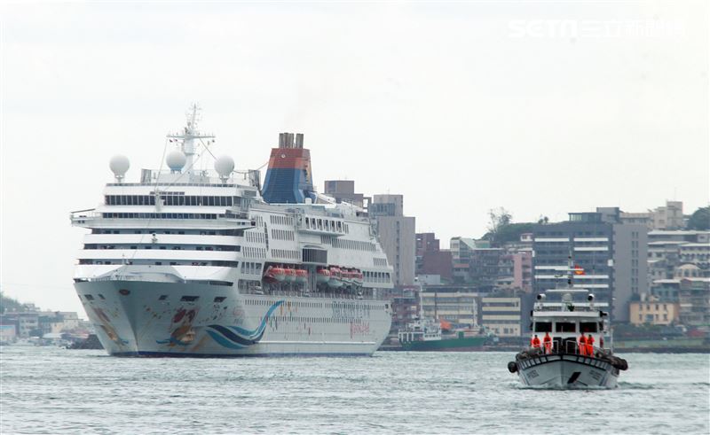 麗星郵輪「寶瓶星號」返抵基隆港。（記者邱榮吉/基隆拍攝）