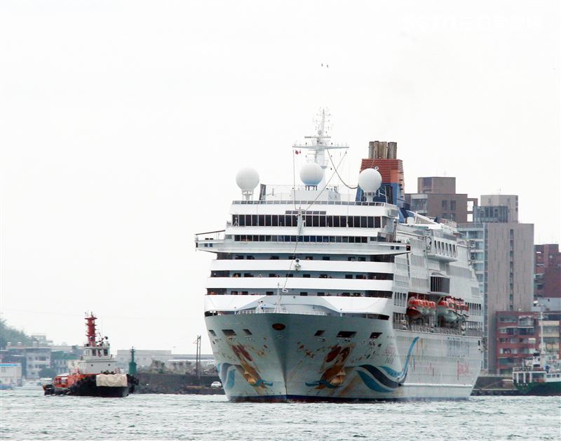 麗星郵輪「寶瓶星號」返抵基隆港。（記者邱榮吉/基隆拍攝）