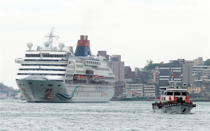 麗星郵輪「寶瓶星號」返抵基隆港。（記者邱榮吉/基隆拍攝）