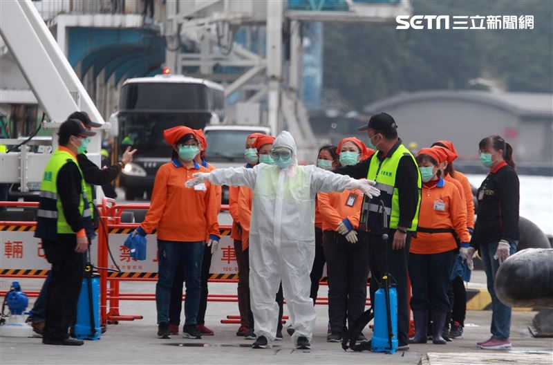 麗星郵輪「寶瓶星號」返抵基隆港，消毒人著裝準備登船消毒。（記者邱榮吉/基隆拍攝）
