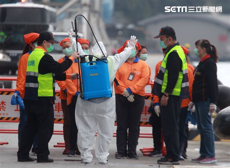 麗星郵輪「寶瓶星號」返抵基隆港，消毒人著裝準備登船消毒。（記者邱榮吉/基隆拍攝）