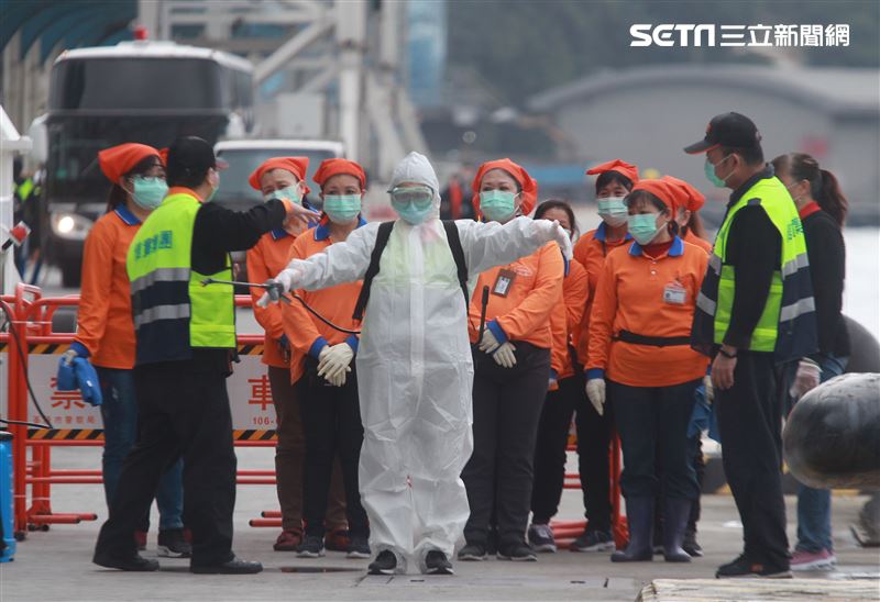 麗星郵輪「寶瓶星號」返抵基隆港，消毒人著裝準備登船消毒。（記者邱榮吉/基隆拍攝）