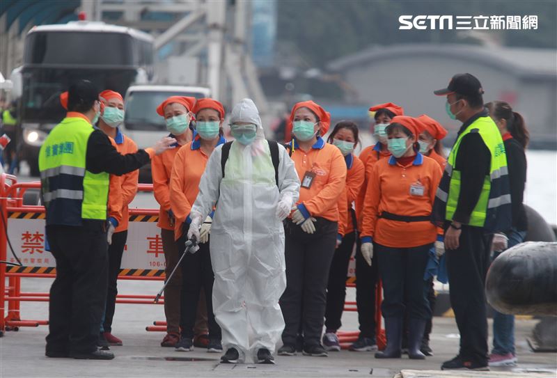 麗星郵輪「寶瓶星號」返抵基隆港，消毒人著裝準備登船消毒。（記者邱榮吉/基隆拍攝）
